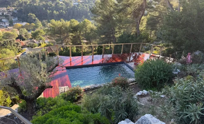 LPB PISCINES termine un beau projet d'une piscine bois avec un grand aménagement en bois exotique sur la commune de Carnoux en Provence, Aubagne, LPB Piscines