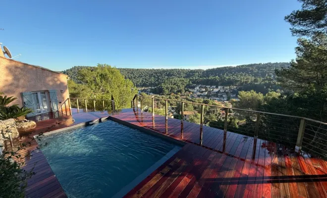 LPB PISCINES termine un beau projet d'une piscine bois avec un grand aménagement en bois exotique sur la commune de Carnoux en Provence, Aubagne, LPB Piscines