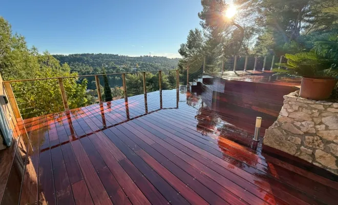 LPB PISCINES termine un beau projet d'une piscine bois avec un grand aménagement en bois exotique sur la commune de Carnoux en Provence, Aubagne, LPB Piscines